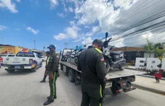 Operativo de tránsito en Bávaro Friusa: Digesett apunta a motoristas sin casco y camiones de transporte de trabajadores.