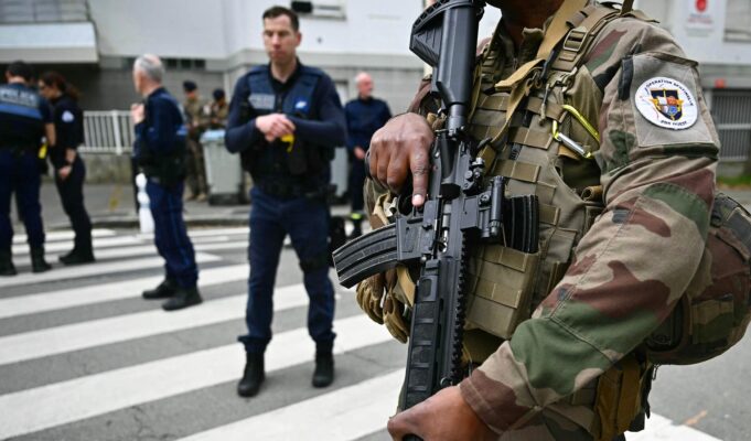 Francia: joven de 18 años acusado de apuñalar a su hermano en la garganta