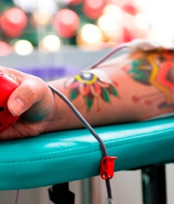 Francia: desde el 1 de septiembre, más de dos meses de espera para donar sangre tras tatuajes o piercings