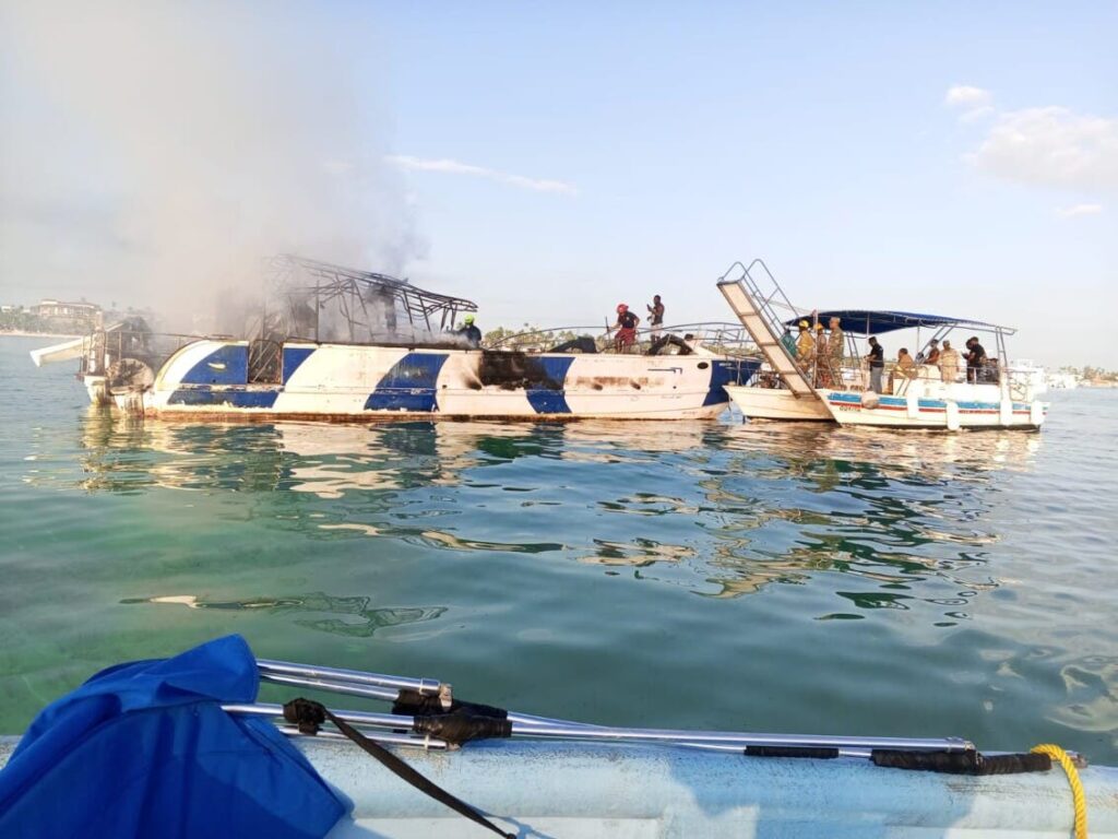 incendio catamarán Bávaro, Armada Dominicana, Bomberos Bávaro, seguridad marítima Punta Cana, catamarán Marcela-Teresa, emergencia turística República Dominicana.