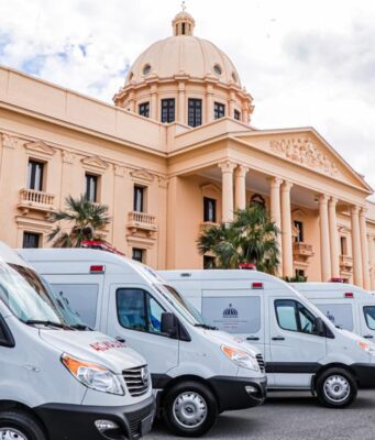 Nuevas ambulancias refuerzan emergencias en La Altagracia