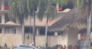 Inundaciones en Bávaro afectan a turistas y comercios en Los Corales,