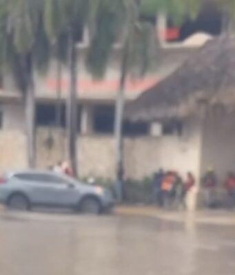 Inundaciones en Bávaro afectan a turistas y comercios en Los Corales,
