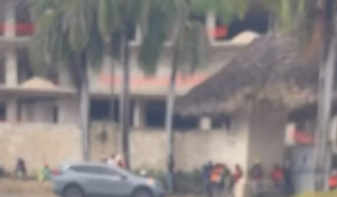 Inundaciones en Bávaro afectan a turistas y comercios en Los Corales,