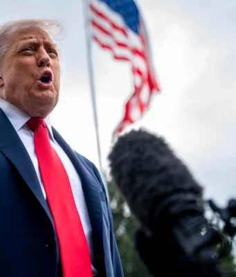 Trump demanda al The New York Times por 15,000 millones