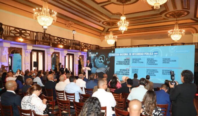 Gobierno lanza portal y plan integral anticorrupción Abinader presenta la Estrategia Nacional de Integridad Pública y un portal de denuncias para fortalecer la lucha contra la corrupción en RD.