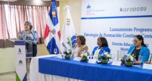 ISFODOSU capacitará 240 docentes e impactará 3,252 niños de 63 centros educativos en Monte Plata Principal. Vicerrectora de Investigación y Postgrado del ISFODOSU, Mtra. Andrea Paz, ofrece palabras de apertura al evento