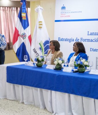 ISFODOSU capacitará 240 docentes e impactará 3,252 niños de 63 centros educativos en Monte Plata Principal. Vicerrectora de Investigación y Postgrado del ISFODOSU, Mtra. Andrea Paz, ofrece palabras de apertura al evento
