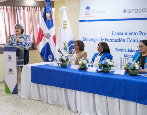 ISFODOSU capacitará 240 docentes e impactará 3,252 niños de 63 centros educativos en Monte Plata Principal. Vicerrectora de Investigación y Postgrado del ISFODOSU, Mtra. Andrea Paz, ofrece palabras de apertura al evento