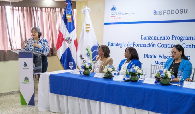 ISFODOSU capacitará 240 docentes e impactará 3,252 niños de 63 centros educativos en Monte Plata Principal. Vicerrectora de Investigación y Postgrado del ISFODOSU, Mtra. Andrea Paz, ofrece palabras de apertura al evento