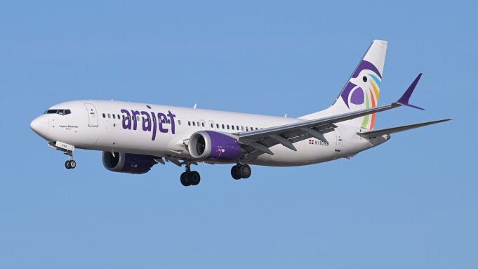 Arajet HI1098 — Boston — archivo 2025 Boeing 737-8 MAX de Arajet en aproximación a Boston, archivo de 2025