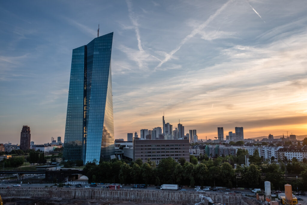 Sede principal del Banco Central Europeo en Fráncfort al atardecer, fotografiada el 4 de julio de 2019.