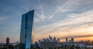 BCE: la banca de la eurozona endurece el crédito a empresas y al consumo Sede principal del Banco Central Europeo en Fráncfort al atardecer, fotografiada el 4 de julio de 2019.