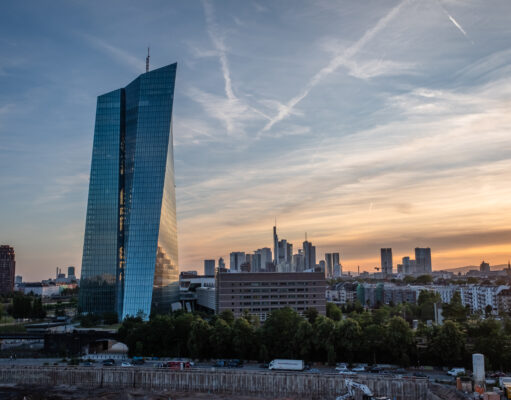 BCE: la banca de la eurozona endurece el crédito a empresas y al consumo Sede principal del Banco Central Europeo en Fráncfort al atardecer, fotografiada el 4 de julio de 2019.
