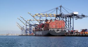 El PIB de Estados Unidos creció un 3,4% anualizado en el tercer trimestre Portacontenedores NYK Themis y grúas en el puerto de Los Ángeles, fotografía de archivo de 2021