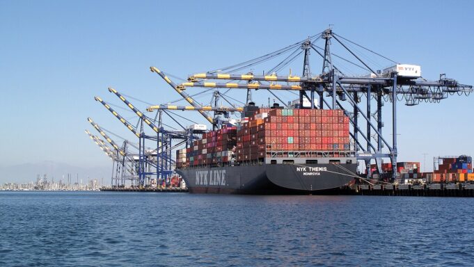 Puerto de Los Ángeles — Downtowngal — archivo 2021 Portacontenedores NYK Themis y grúas en el puerto de Los Ángeles, fotografía de archivo de 2021
