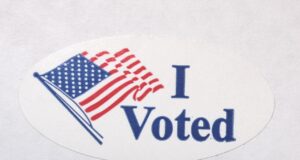 Texas y Nevada cierran el 30 de octubre su votación anticipada presencial Fotografía de archivo de un adhesivo I Voted, con una bandera estadounidense.