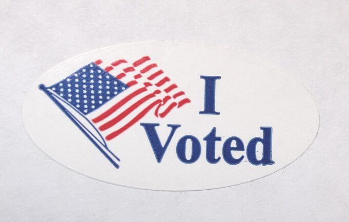 Adhesivo I Voted — Dwight Burdette — archivo 2014 Fotografía de archivo de un adhesivo I Voted, con una bandera estadounidense.