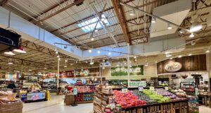 El gasto anual medio de las unidades de consumo de Estados Unidos subió un 4,3% en 2025 Sección de productos frescos de un supermercado en Carolina del Norte, fotografía de archivo de marzo de 2025.