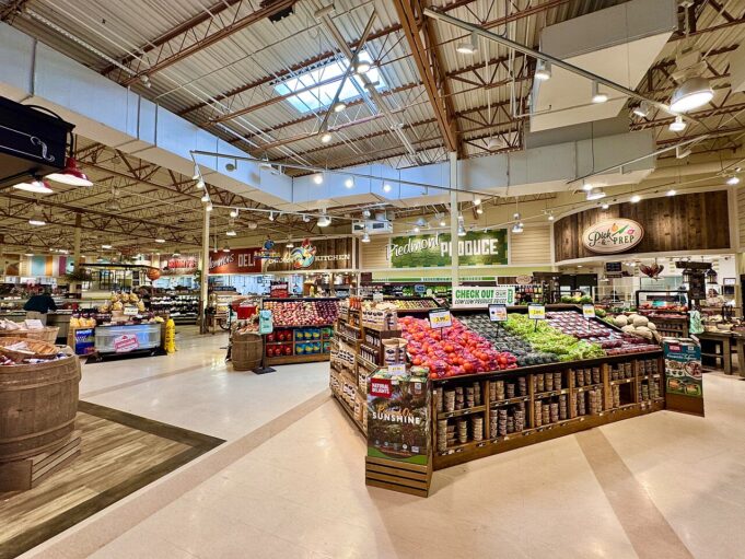 Supermercado en Carolina del Norte — Harrison Keely — archivo 2025 Sección de productos frescos de un supermercado en Carolina del Norte, fotografía de archivo de marzo de 2025.