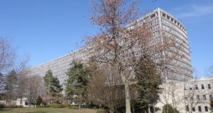 La OIT estima que el 83,1% del empleo doméstico mundial sigue siendo informal Sede de la Organización Internacional del Trabajo en Ginebra, fotografía de archivo de 2012.