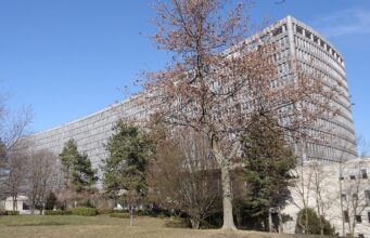La OIT estima que el 83,1% del empleo doméstico mundial sigue siendo informal Sede de la Organización Internacional del Trabajo en Ginebra, fotografía de archivo de 2012.