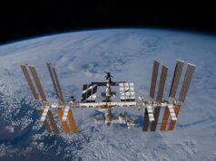 Dos astronautas completan la instalación del séptimo panel solar desplegable de la estación internacional La Estación Espacial Internacional sobre la Tierra, fotografía de archivo de noviembre de 2009.