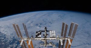 Dos astronautas completan la instalación del séptimo panel solar desplegable de la estación internacional La Estación Espacial Internacional sobre la Tierra, fotografía de archivo de noviembre de 2009.