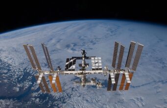 Dos astronautas completan la instalación del séptimo panel solar desplegable de la estación internacional La Estación Espacial Internacional sobre la Tierra, fotografía de archivo de noviembre de 2009.