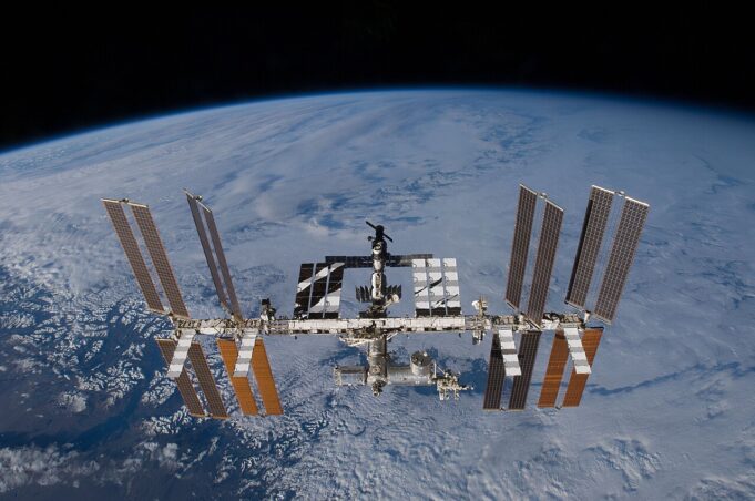 Estación Espacial Internacional — NASA — archivo 2009 La Estación Espacial Internacional sobre la Tierra, fotografía de archivo de noviembre de 2009.