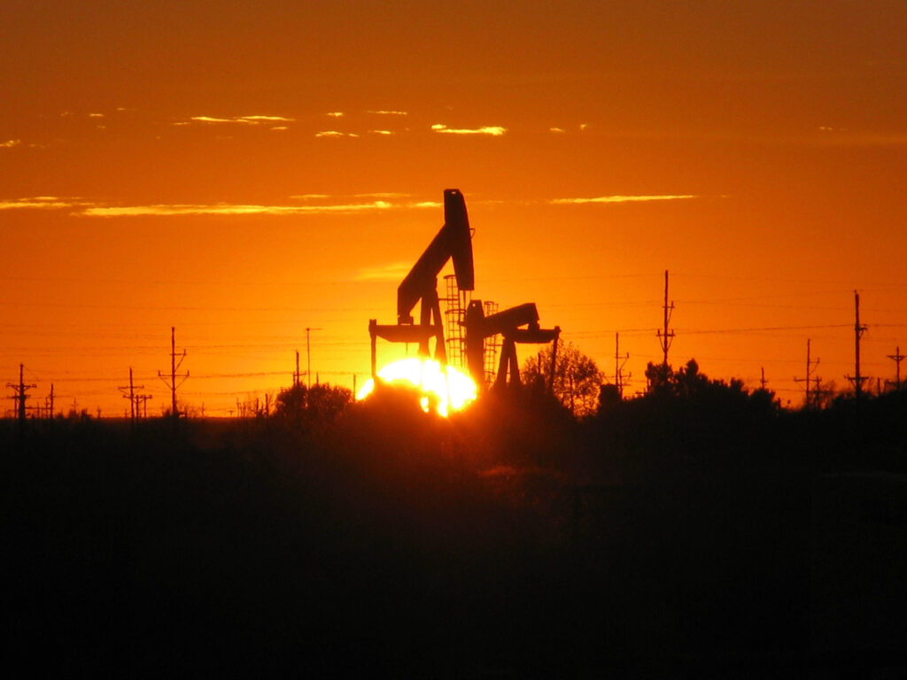 Equipo de extracción de petróleo al atardecer cerca de Midland, Texas; foto de archivo de NIOSH del 5 de noviembre de 2009.
