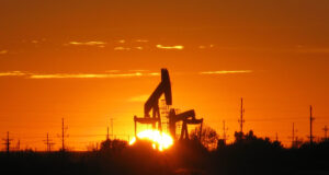 Banco Mundial prevé un alza del 23 % en materias primas en 2026 Equipo de extracción de petróleo al atardecer cerca de Midland, Texas; foto de archivo de NIOSH del 5 de noviembre de 2009.