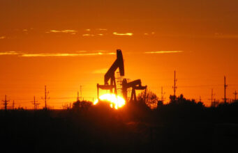 Banco Mundial prevé un alza del 23 % en materias primas en 2026 Equipo de extracción de petróleo al atardecer cerca de Midland, Texas; foto de archivo de NIOSH del 5 de noviembre de 2009.