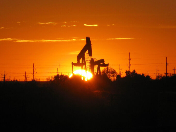 Equipo de extracción de petróleo al atardecer cerca de Midland, Texas; foto de archivo de NIOSH del 5 de noviembre de 2009.