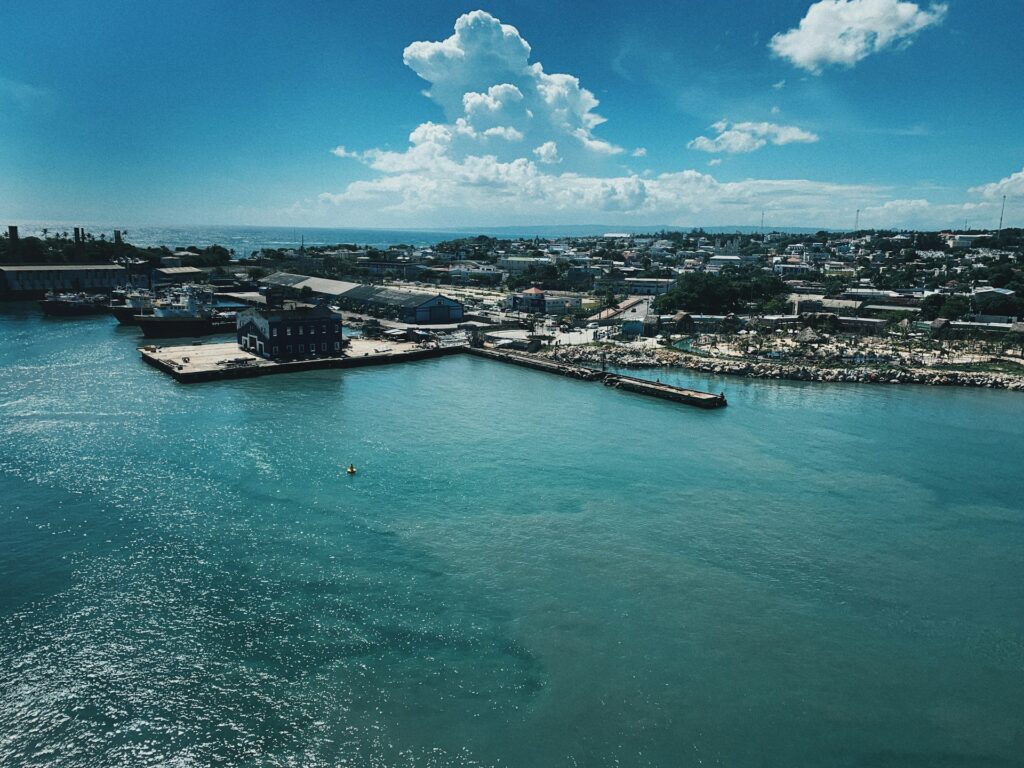 Vista de la costa y el puerto de Puerto Plata desde el mar