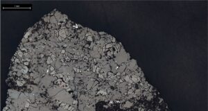 Un meteorito del Sahara conserva pistas de Marte de hace más de 4.100 millones de años Micrografía real de una sección del meteorito Teghaza 001, con escala de un milímetro.