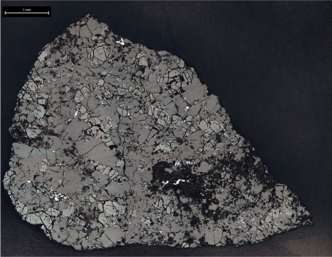 Teghaza 001 — micrografía real — NASA/JPL-Caltech Micrografía real de una sección del meteorito Teghaza 001, con escala de un milímetro.