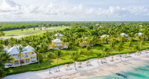 Tortuga Bay recibirá a Tássia Magalhães en Culinary Weekend el 20 y 21 de noviembre Vista aérea de archivo de las villas, palmeras y playa de Tortuga Bay Puntacana.