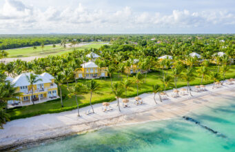 Tortuga Bay recibirá a Tássia Magalhães en Culinary Weekend el 20 y 21 de noviembre Vista aérea de archivo de las villas, palmeras y playa de Tortuga Bay Puntacana.