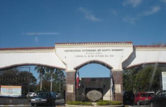 La UASD conmemora 488 años con actos en su sede central Entrada de la Universidad Autónoma de Santo Domingo en una fotografía de archivo de 2007