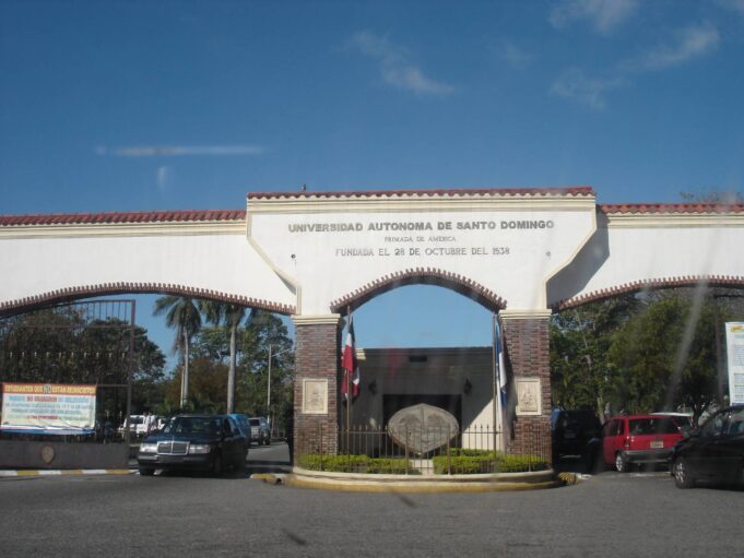 Entrada de la UASD — Siso84, 2007 Entrada de la Universidad Autónoma de Santo Domingo en una fotografía de archivo de 2007
